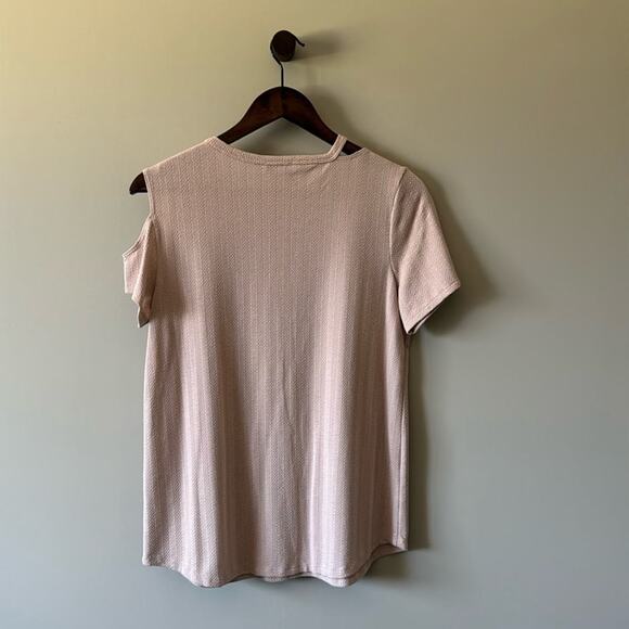 STAUS BY CHENAULT EDGY CUT OUT COLD SHOULDER RIBBED SHIRT SLEEVE TEE SIZE MEDIUM - Picture 2 of 8
